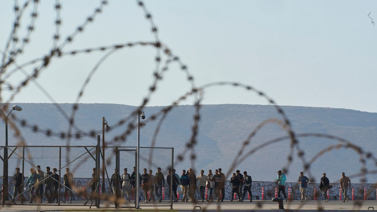 Aus dem Mittelmeer gerettete Migranten, hier im griechischen Hafen von Lavrio. - Foto: Petros Giannakouris/AP/dpa