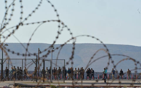 Aus dem Mittelmeer gerettete Migranten, hier im griechischen Hafen von Lavrio. - Foto: Petros Giannakouris/AP/dpa Aus dem Mittelmeer gerettete Migranten, hier im griechischen Hafen von Lavrio. - Foto: Petros Giannakouris/AP/dpa