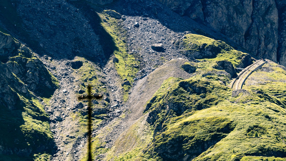 Die Zugangsstraße zur Staumauer ist gesperrt. - Foto: Jean-Christophe Bott/KEYSTONE/dpa