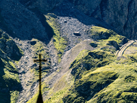 Die Zugangsstraße zur Staumauer ist gesperrt. - Foto: Jean-Christophe Bott/KEYSTONE/dpa