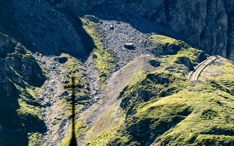 Die Zugangsstraße zur Staumauer ist gesperrt. - Foto: Jean-Christophe Bott/KEYSTONE/dpa