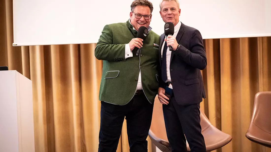 Bernhard Schindler liefert die Matches, Guido Cantz die Stimmung - der 3. SCHINDLER Circle Network Powerday begeistert den Mittelstand - Bild: presseportal.de