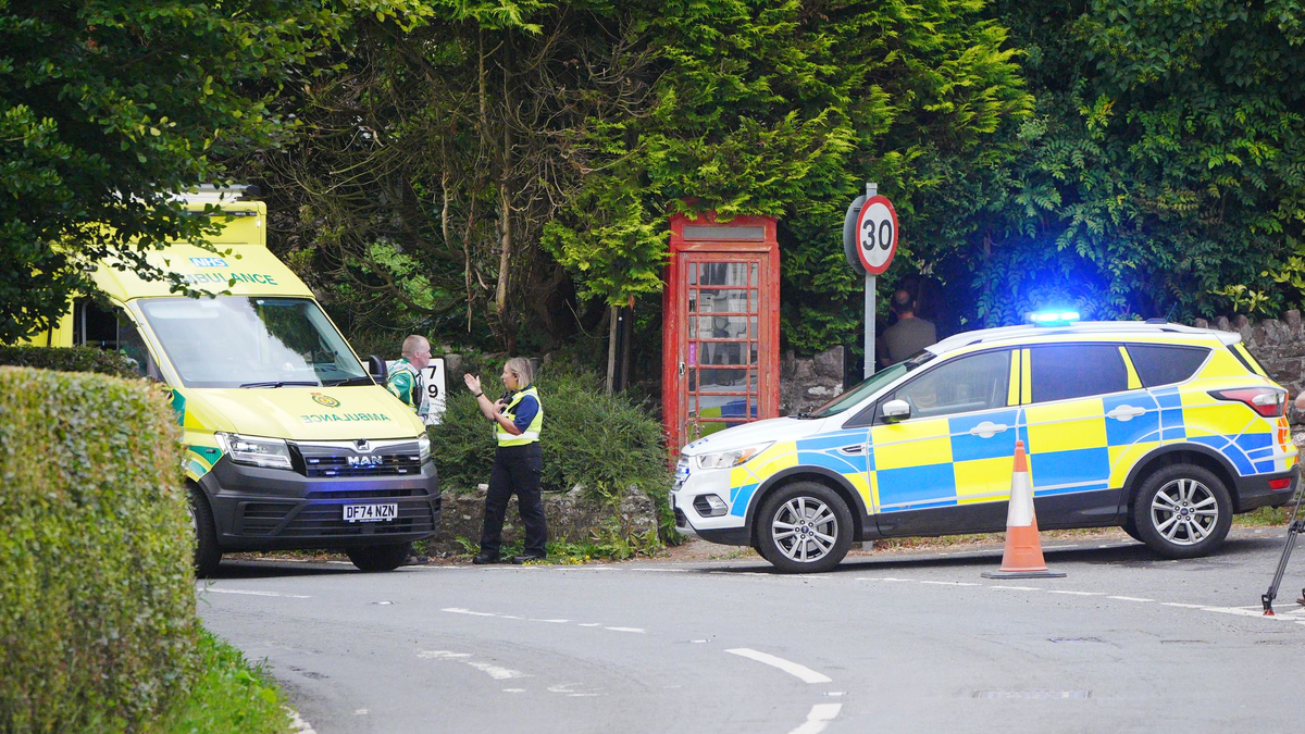 Ein Kind ist bei einem Busunfall in England ums Leben gekommen. - Foto: Ben Birchall/PA Wire/dpa
