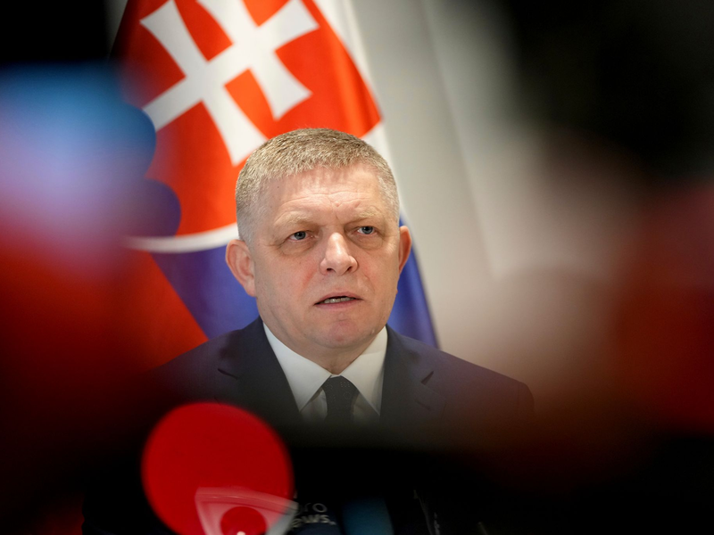 Der slowakische Ministerpräsident Robert Fico droht mit einem Veto gegen das geplante 18. EU-Sanktionspaket gegen Russland. (Archivbild) - Foto: Virginia Mayo/AP/dpa