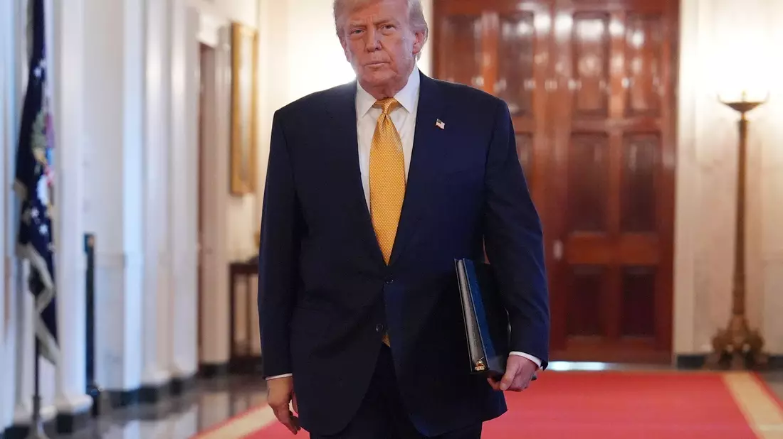 Trump bestreitet die Urheberschaft eines Briefes an Epstein. - Bild: Evan Vucci/AP/dpa