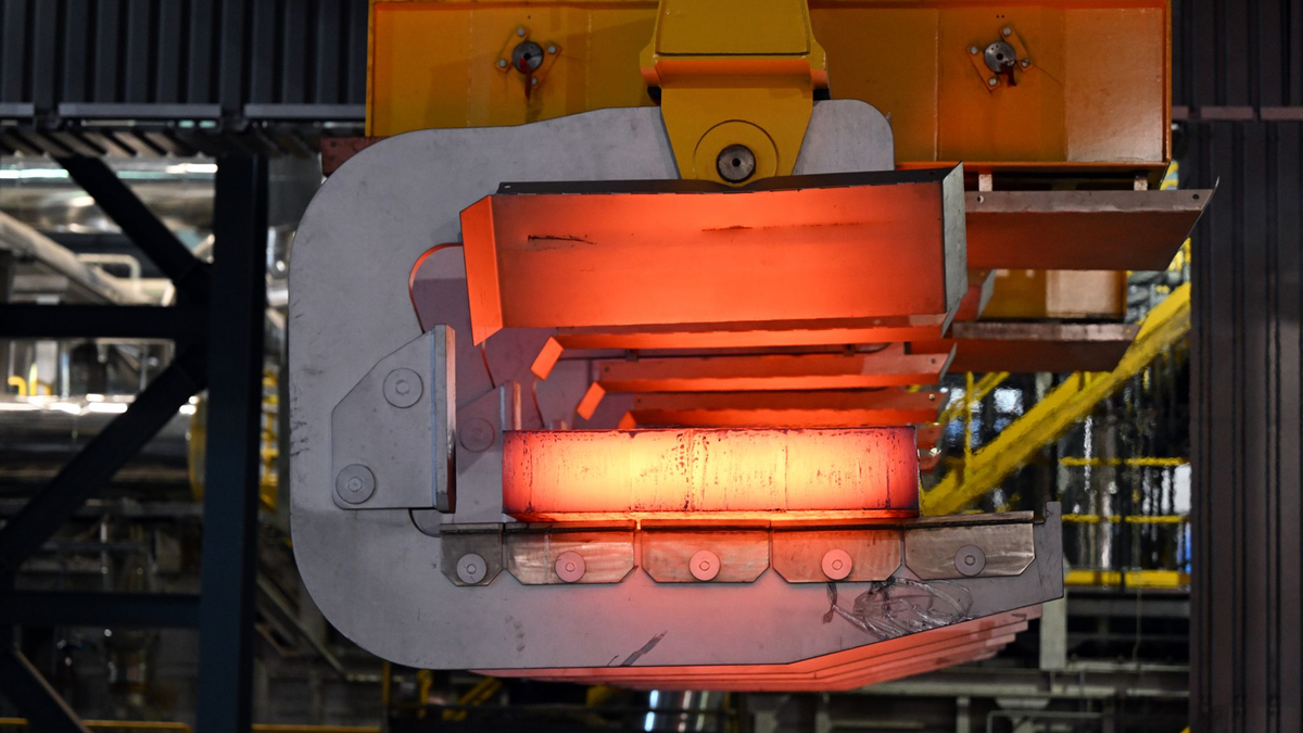 Stahlproduktion bei Thyssenkrupp-Steel: Hier wird flüssiger Stahl in große feste Blöcke, sogenannte Brammen, gewandelt. - Foto: Federico Gambarini/dpa