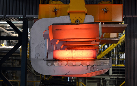 Stahlproduktion bei Thyssenkrupp-Steel: Hier wird flüssiger Stahl in große feste Blöcke, sogenannte Brammen, gewandelt. - Foto: Federico Gambarini/dpa