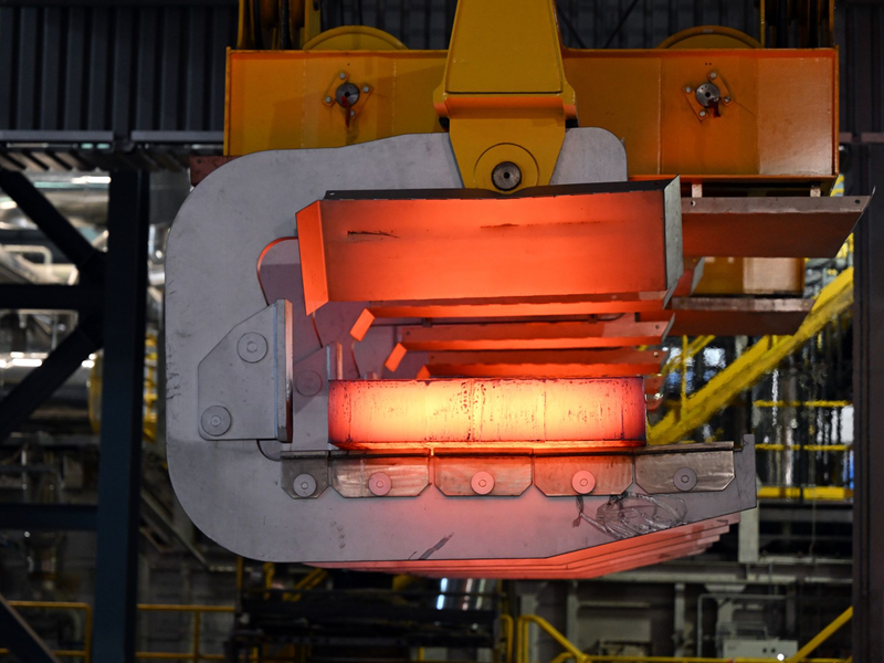 Stahlproduktion bei Thyssenkrupp-Steel: Hier wird flüssiger Stahl in große feste Blöcke, sogenannte Brammen, gewandelt. - Foto: Federico Gambarini/dpa