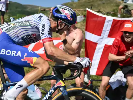 Florian Lipowitz beeindruckt bei seinem Tour-Debüt die Radsport-Welt. - Foto: Marco Bertorello/AFP/dpa