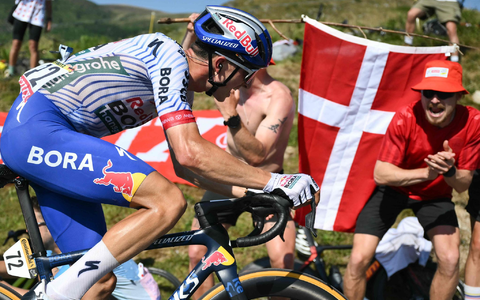 Florian Lipowitz beeindruckt bei seinem Tour-Debüt die Radsport-Welt. - Foto: Marco Bertorello/AFP/dpa