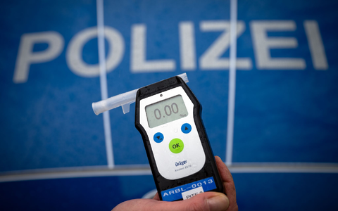 Die Versicherungsbranche fordert eine Ausweitung des Alkoholverbots am Steuer für junge Fahrer. (Archivbild) - Foto: Soeren Stache/dpa