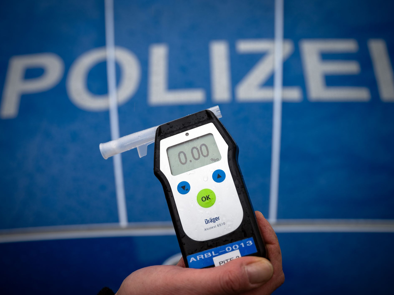 Die Versicherungsbranche fordert eine Ausweitung des Alkoholverbots am Steuer für junge Fahrer. (Archivbild) - Foto: Soeren Stache/dpa