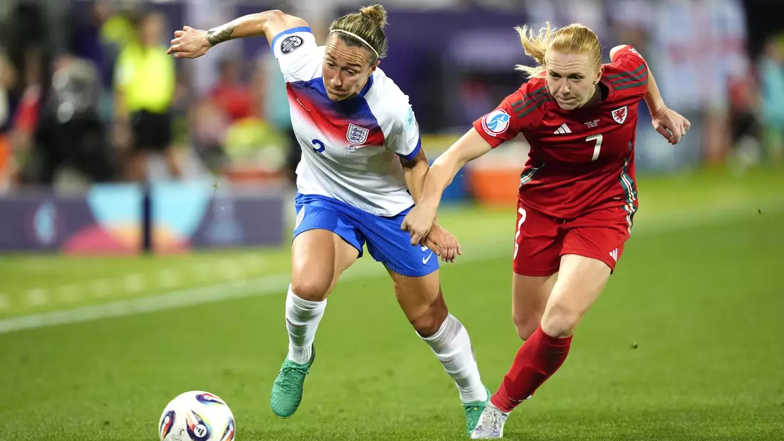 Die englische Spielerin Lucy Bronze - hier im Zweikampf um den Ball mit ihrer walisischen Kontrahentin Ceri Holland - bemerkt selbst Unterschiede ihrer Leistung je nach Zyklusphase. (Archivbild) - Bild: Nick Potts/PA Wire/dpa