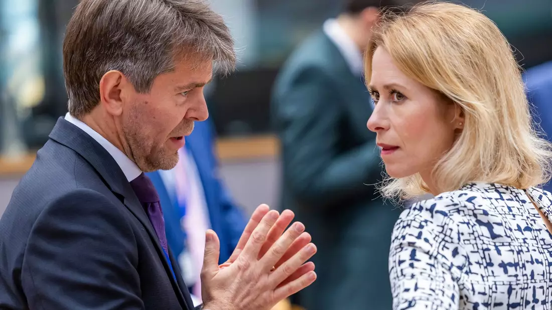 Zwischen der Slowakei und der EU gab es zuletzt hitzige Debatten: Hier spricht der slowakische Europastaatssekretär Marek Estok mit der EU-Außenbeauftragten Kaja Kallas. - Bild: Geert Vanden Wijngaert/AP/dpa