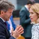 Zwischen der Slowakei und der EU gab es zuletzt hitzige Debatten: Hier spricht der slowakische Europastaatssekretär Marek Estok mit der EU-Außenbeauftragten Kaja Kallas. - Bild: Geert Vanden Wijngaert/AP/dpa