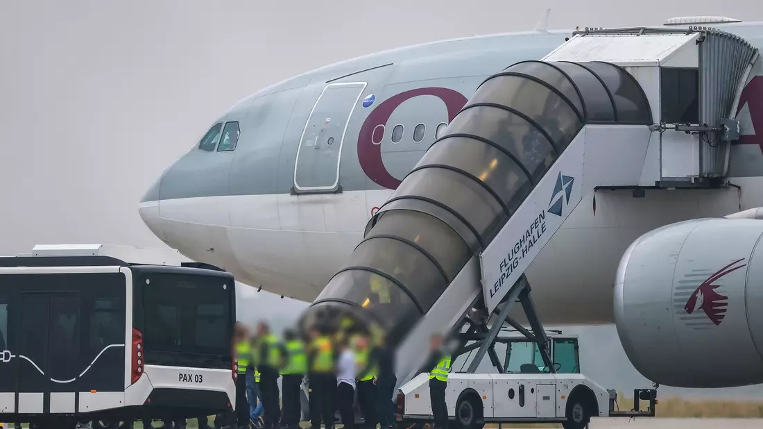 Erst vor wenigen Tagen gab es am Flughafen Leipzig einen Abschliebeflug nach Afghanistan. (Archibvild) - Bild: Jan Woitas/dpa