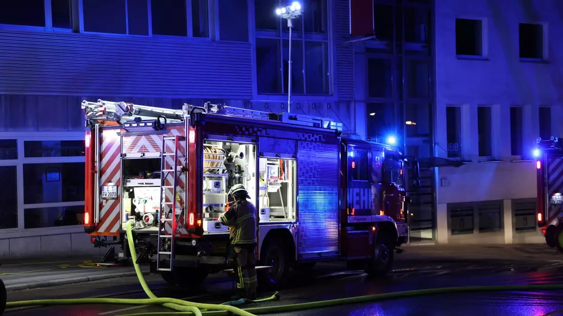 FW-E: Mehrere Mülltonnenbrände in den frühen Morgenstunden im Essener Norden- Brand in Hofeinfahrt droht auf Wohnungen überzugreifen - Bild: presseportal.de