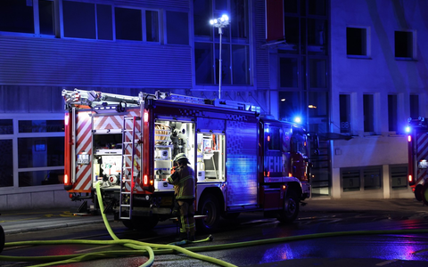 FW-E: Mehrere Mülltonnenbrände in den frühen Morgenstunden im Essener Norden- Brand in Hofeinfahrt droht auf Wohnungen überzugreifen - Foto: presseportal.de