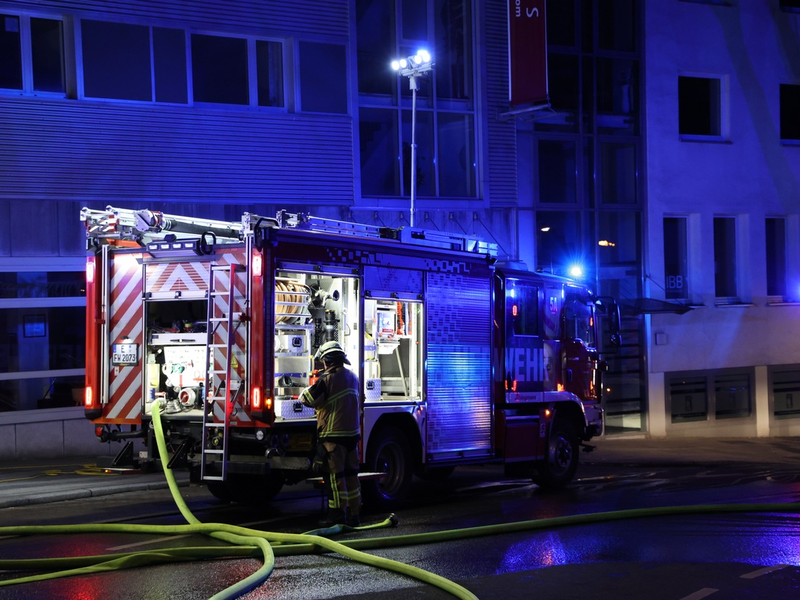 FW-E: Mehrere Mülltonnenbrände in den frühen Morgenstunden im Essener Norden- Brand in Hofeinfahrt droht auf Wohnungen überzugreifen - Foto: presseportal.de