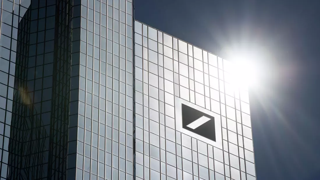 Die Deutsche Bank hat ihr Netz an Geldautomaten auf Vordermann gebracht (Archivbild) - Bild: Fabian Sommer/dpa