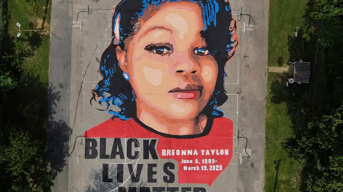 Der Name der 26-jährigen Breonna Taylor wurde zu einem Symbol der Bewegung gegen Rassismus und Polizeigewalt. (Archivbild) - Bild: Julio Cortez/AP/dpa