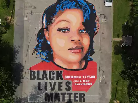 Der Name der 26-jährigen Breonna Taylor wurde zu einem Symbol der Bewegung gegen Rassismus und Polizeigewalt. (Archivbild) - Foto: Julio Cortez/AP/dpa
