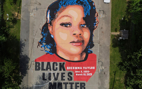 Der Name der 26-jährigen Breonna Taylor wurde zu einem Symbol der Bewegung gegen Rassismus und Polizeigewalt. (Archivbild) - Foto: Julio Cortez/AP/dpa