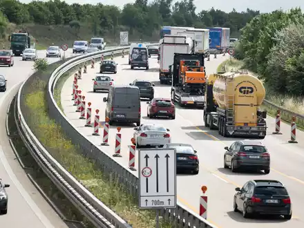 Drohen Baustopps wegen fehlenden Geldes? - Foto: Sebastian Kahnert/dpa