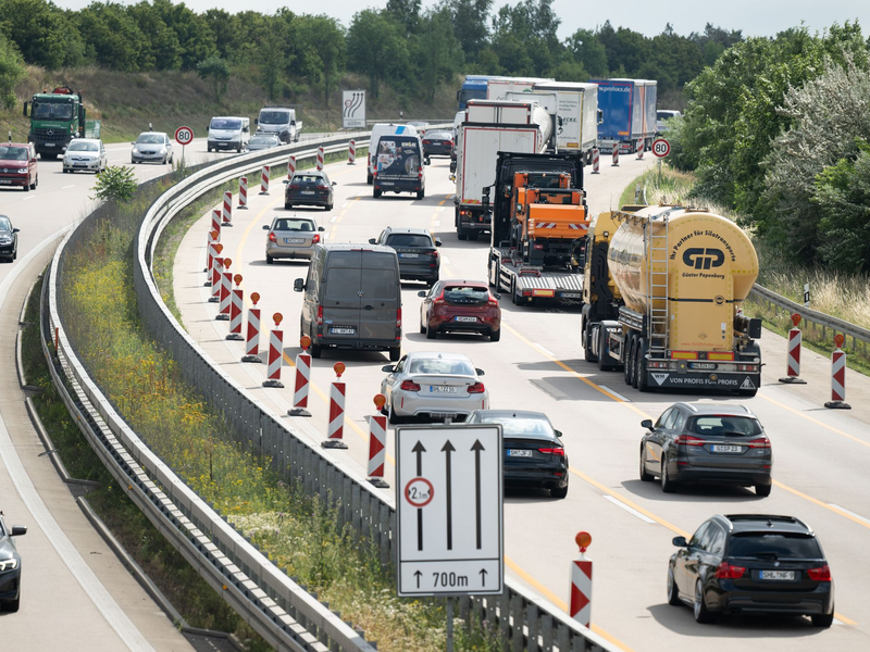 Drohen Baustopps wegen fehlenden Geldes? - Foto: Sebastian Kahnert/dpa