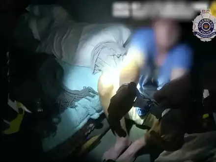 Der Schuhdieb wurde dank Videoaufnahmen schnell identifiziert und festgenommen. - Foto: Queensland Police Service/Queensland Police Service/AAP/dpa