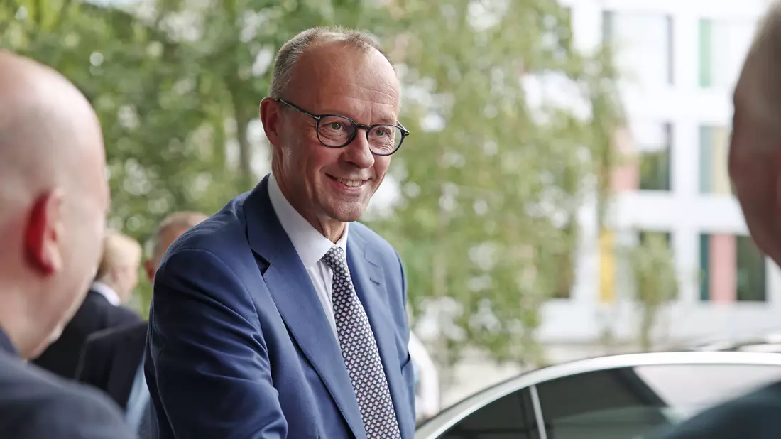 Merz trifft zu seiner ersten Sommer-Pressekonferenz als Bundeskanzler ein. - Bild: Hannes P Albert/dpa