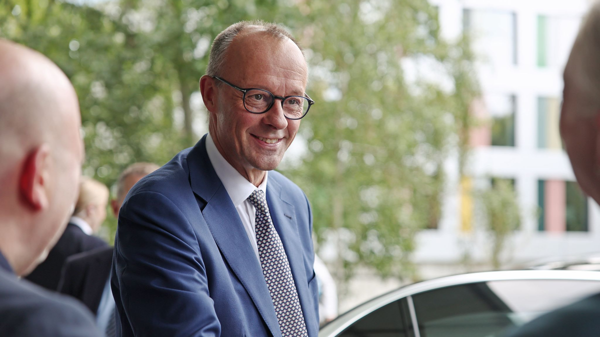Merz trifft zu seiner ersten Sommer-Pressekonferenz als Bundeskanzler ein. - Foto: Hannes P Albert/dpa