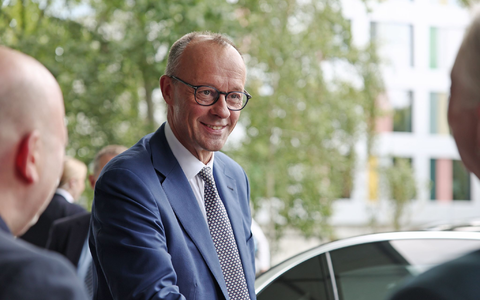 Merz trifft zu seiner ersten Sommer-Pressekonferenz als Bundeskanzler ein. - Foto: Hannes P Albert/dpa Merz trifft zu seiner ersten Sommer-Pressekonferenz als Bundeskanzler ein. - Foto: Hannes P Albert/dpa