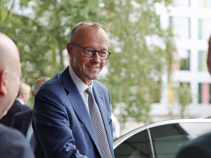 Merz trifft zu seiner ersten Sommer-Pressekonferenz als Bundeskanzler ein. - Foto: Hannes P Albert/dpa