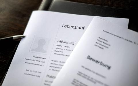 Als Bewerber sitzt man derzeit am längeren Hebel. (Illustration) - Foto: Sina Schuldt/dpa/dpa-tmn