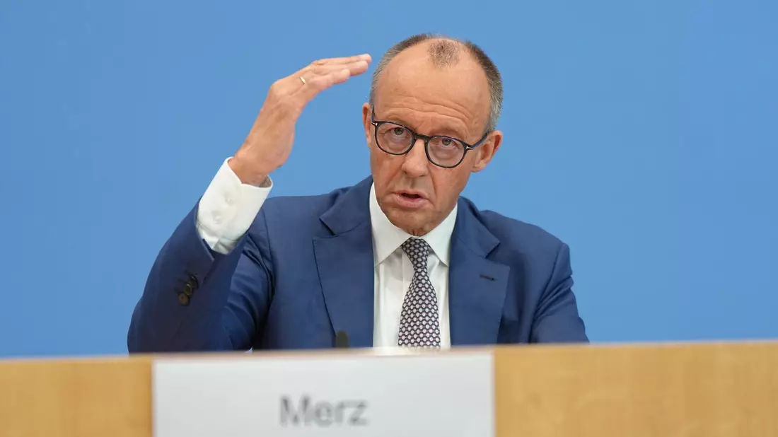 Kanzler Friedrich Merz (CDU) hat trotz des Streits mit dem Koalitionspartner SPD bei der Stromsteuer und der Wahl neuer Richter ein positives erstes Fazit von Schwarz-Rot gezogen. - Bild: Michael Kappeler/dpa