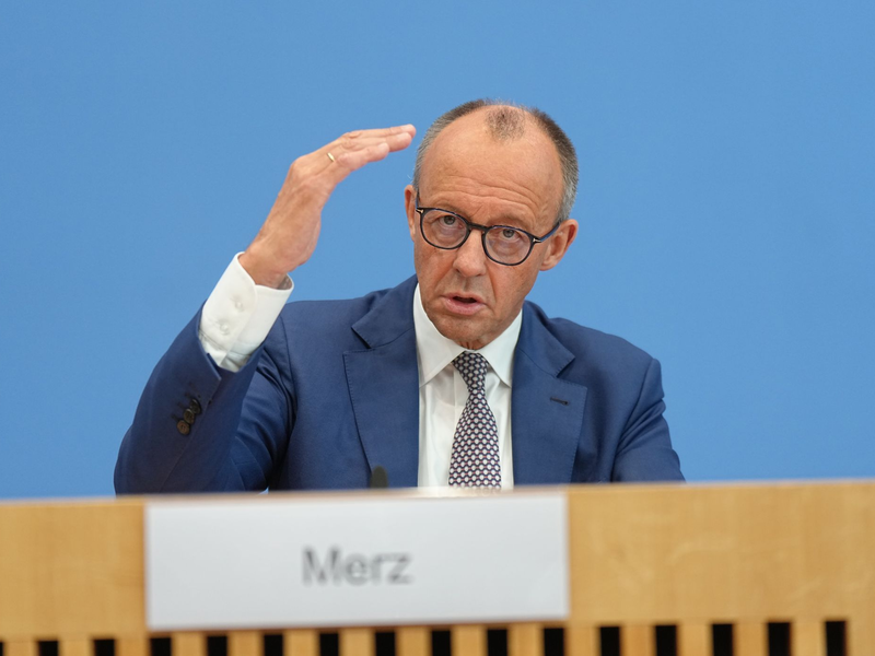 Kanzler Friedrich Merz (CDU) hat trotz des Streits mit dem Koalitionspartner SPD bei der Stromsteuer und der Wahl neuer Richter ein positives erstes Fazit von Schwarz-Rot gezogen. - Foto: Michael Kappeler/dpa