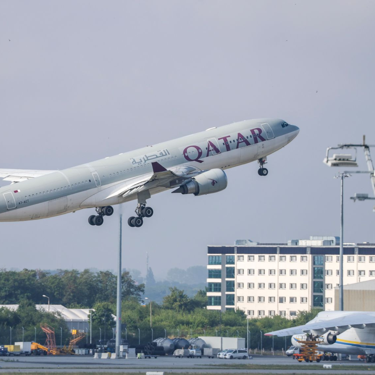In Zusammenarbeit mit dem Emirat Katar werden 81 Straftäter vom Flughafen Leipzig aus nach Afghanistan ausgeflogen.  - Foto: Jan Woitas/dpa