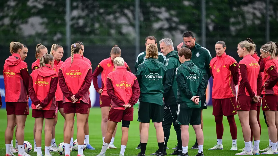 Knackige Ansprache im Regen: Christian Wück auf dem Trainingsplatz.   - Bild: Sebastian Christoph Gollnow/dpa