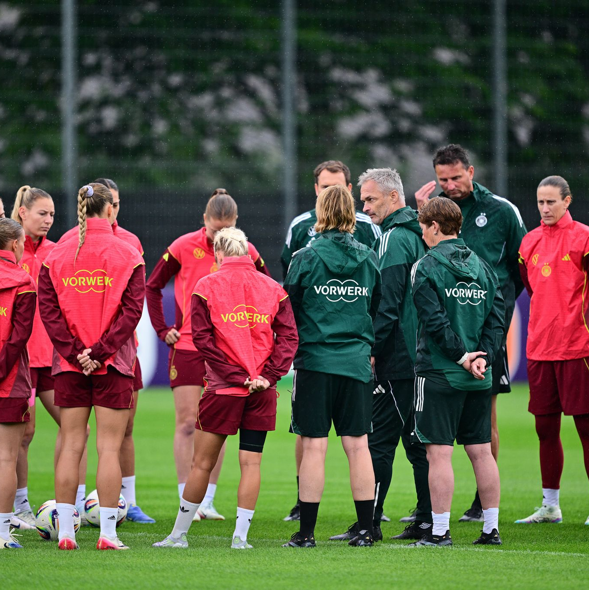 Knackige Ansprache im Regen: Christian Wück auf dem Trainingsplatz.   - Foto: Sebastian Christoph Gollnow/dpa