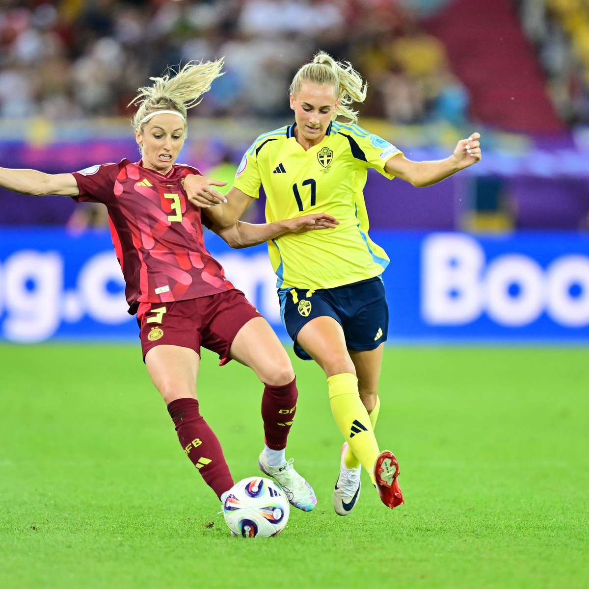 Kandidatin für die Startelf gegen Frankreich: Verteidigerin Kathrin Hendrich (l.).  - Foto: Sebastian Christoph Gollnow/dpa