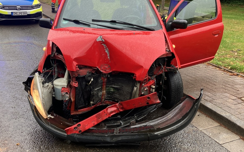 POL-NI: Pkw kollidiert mit Straßenlaterne - Foto: presseportal.de