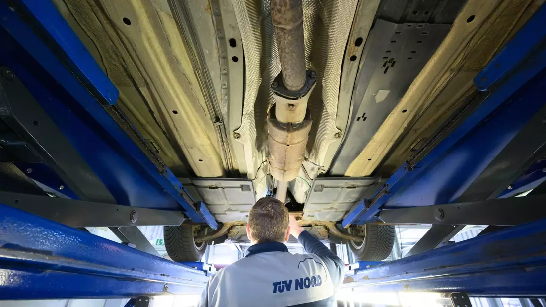 Die meisten Menschen haben mit dem TÜV vor allem bei der Hauptuntersuchung von Fahrzeugen zu tun. (Archivbild) - Bild: Julian Stratenschulte/dpa