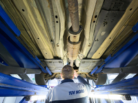 Die meisten Menschen haben mit dem TÜV vor allem bei der Hauptuntersuchung von Fahrzeugen zu tun. (Archivbild) - Foto: Julian Stratenschulte/dpa