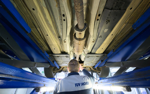 Die meisten Menschen haben mit dem TÜV vor allem bei der Hauptuntersuchung von Fahrzeugen zu tun. (Archivbild) - Foto: Julian Stratenschulte/dpa