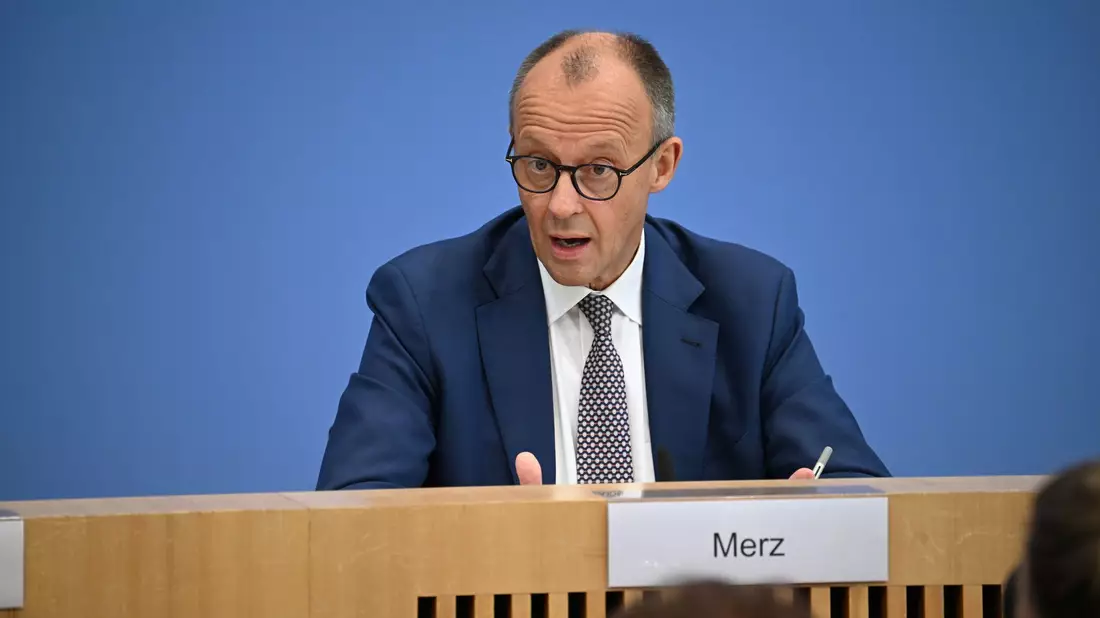 Etwa 90 Minuten lang stellte sich Kanzler Merz den Fragen der Hauptstadtjournalisten. - Bild: Bernd von Jutrczenka/dpa