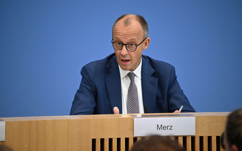 Etwa 90 Minuten lang stellte sich Kanzler Merz den Fragen der Hauptstadtjournalisten. - Foto: Bernd von Jutrczenka/dpa