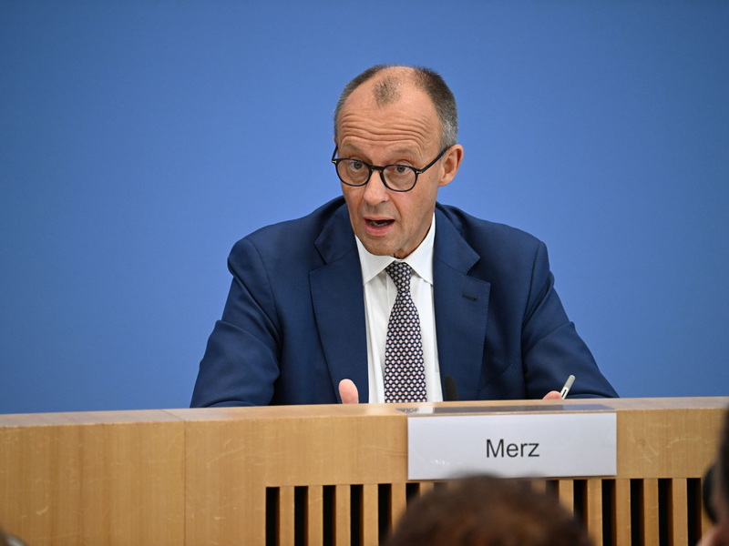 Etwa 90 Minuten lang stellte sich Kanzler Merz den Fragen der Hauptstadtjournalisten. - Foto: Bernd von Jutrczenka/dpa