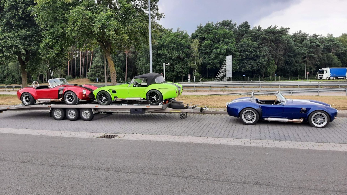 BPOL-BadBentheim: Transporter gerät in Brand - Hochwertige Fracht gerettet - Foto: presseportal.de