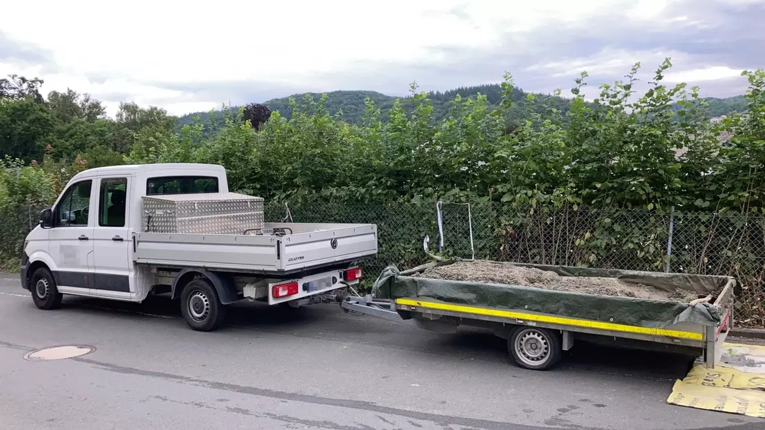 Mittelhessen: LAHN-DILL: + Zu schwer, nicht gesichert und keine Fahrerlaubnis + Mit Mitsubishi überschlagen + - Bild: presseportal.de